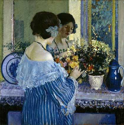 蓝色安排花的女孩`Girl in Blue Arranging Flowers (1915) by Frederick Carl Frieseke