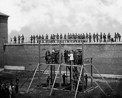 1865年，林肯阴谋家的处决，调整绞死阴谋家的绳索`The Execution of the Lincoln Conspirators, Adjusting the ropes for hanging the conspirators, 1865 by Alexander Gardner