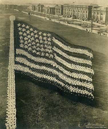 美国国旗由10000件蓝色夹克制成，1917年`American Flag made by 10,000 Blue Jackets, 1917 by American School