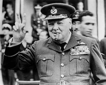 温斯顿·丘吉尔给出了他著名的V形标志`Winston Churchill gives his famous V-Sign by English School