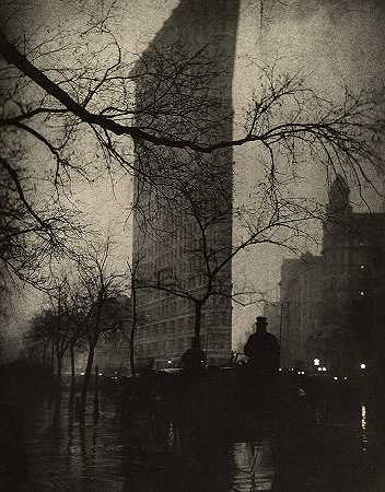 1904年的晚上，纽约市的扁钢大厦`The Flatiron Building, New York City, Evening, 1904 by Edward Steichen