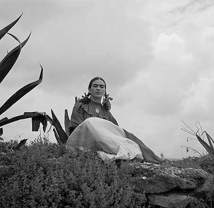 Frida Kahlo坐在龙舌兰旁边，为《Vogue》杂志拍照`Frida Kahlo seated next to an agave plant, Photo Shoot for Vogue Magazine by Toni Frissell
