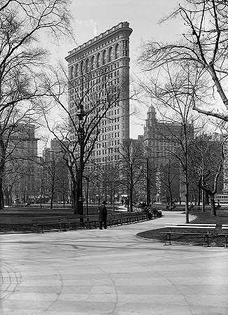 从纽约市麦迪逊广场公园俯瞰富勒大厦的扁平铁大楼`The Flatiron Building, Fuller Building, seen from Madison Square Park, New York City by Robert Bracklow