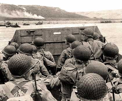 1944年6月6日，D日，军队乘坐LCVP接近奥马哈海滩`Troops approaching Omaha Beach in an LCVP on D-Day, June 6, 1944 by Historical Photo