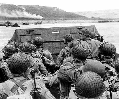 D日，军队乘坐LCVP接近奥马哈海滩`Troops approaching Omaha Beach in an LCVP on D-Day by Historical Photo
