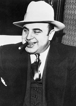 艾尔·卡彭抽雪茄`Al Capone Smokes a Cigar by American School