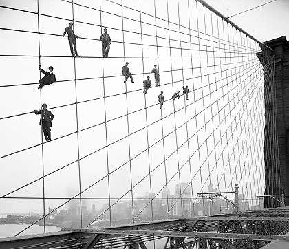1914年，布鲁克林大桥上挂着吊带的画家`Brooklyn Bridge showing Painters on Suspenders, 1914 by Eugene de Salignac