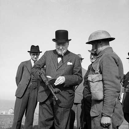 温斯顿·丘吉尔拿着汤米枪`Winston Churchill with a Tommy Gun by English School