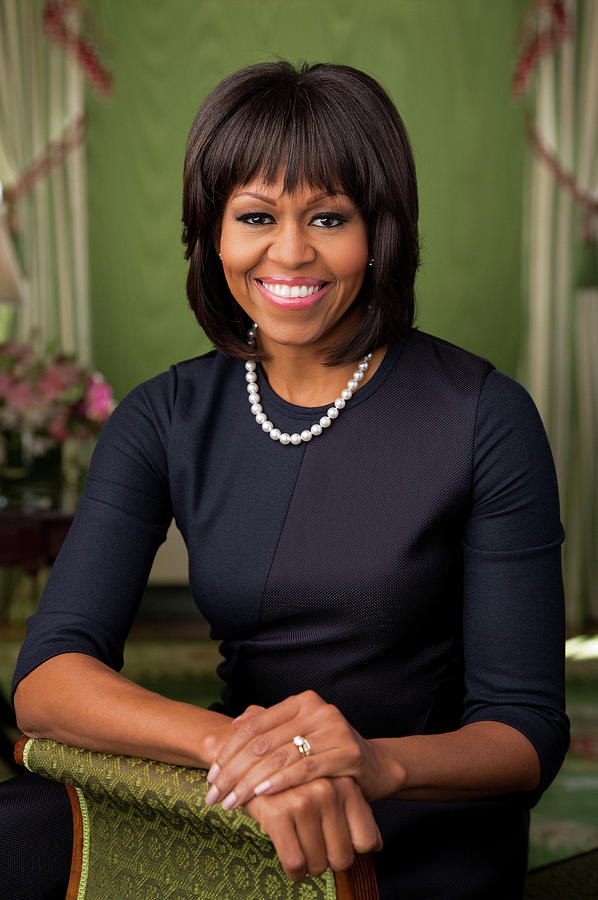 第一夫人米歇尔·奥巴马的官方肖像`Official portrait of First Lady Michelle Obama by Official White House Photo