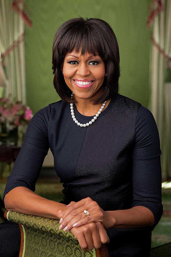 第一夫人米歇尔·奥巴马的官方肖像`Official portrait of First Lady Michelle Obama by Official White House Photo