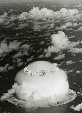 十字路口行动，蘑菇云，比基尼环礁，1946年`Operation Crossroads, Mushroom cloud, Bikini Atoll, 1946 by United States Army
