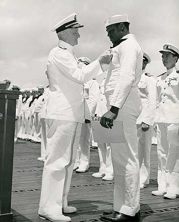 多莉·米勒接受海军十字勋章，切斯特·W·尼米兹上将`Dorie Miller Receiving Navy Cross, Admiral Chester W. Nimitz by American School