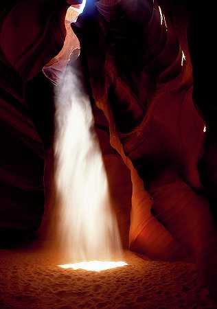 光线射入亚利桑那州佩奇附近的狭缝峡谷`Light beams into an Slot Canyon near Page, Arizona by Carol McKinney Highsmith