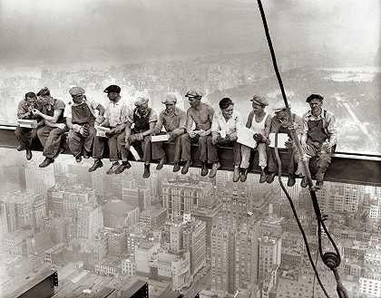 纽约建筑工人在横梁上吃午餐`New York Construction Workers Lunching on a Crossbeam by American School