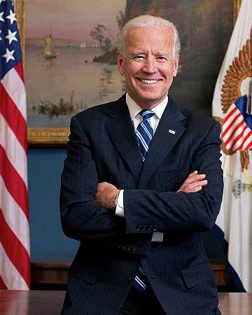 白宫乔·拜登的官方肖像`Official portrait of Joe Biden at the White House by Official White House Photo