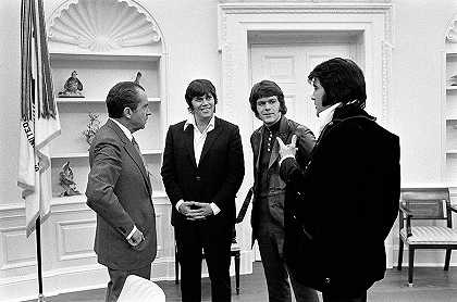 理查德·尼克松总统会见埃尔维斯·普雷斯利、桑尼·韦斯特和杰里·席林，照片26`President Richard Nixon meets with Elvis Presley, Sonny West and Jerry Schilling, Photo No.26 by Official White House Photo