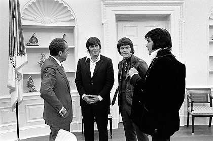 理查德·尼克松总统会见埃尔维斯·普雷斯利、桑尼·韦斯特和杰里·席林，照片27` President Richard Nixon meets with Elvis Presley, Sonny West and Jerry Schilling, Photo No.27 by Official White House Photo