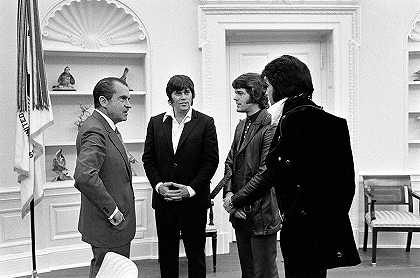 理查德·尼克松总统会见埃尔维斯·普雷斯利、桑尼·韦斯特和杰里·席林，照片24`President Richard Nixon meets with Elvis Presley, Sonny West and Jerry Schilling, Photo No.24 by Official White House Photo