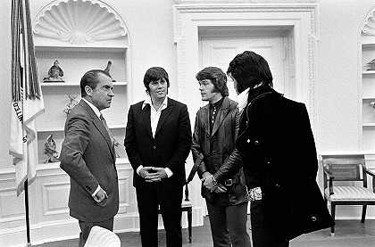 理查德·尼克松总统会见埃尔维斯·普雷斯利、桑尼·韦斯特和杰里·席林，照片25`President Richard Nixon meets with Elvis Presley, Sonny West and Jerry Schilling, Photo No.25 by Official White House Photo