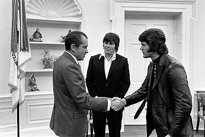 理查德·尼克松总统会见埃尔维斯·普雷斯利、桑尼·韦斯特和杰里·席林，照片23`President Richard Nixon meets with Elvis Presley, Sonny West and Jerry Schilling, Photo No.23 by Official White House Photo