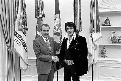 理查德·尼克松总统会见埃尔维斯·普雷斯利，照片17`President Richard Nixon meets with Elvis Presley, Photo No.17 by Official White House Photo