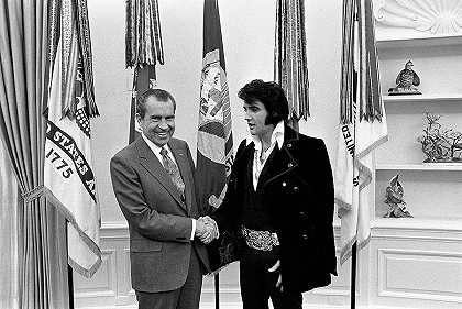 理查德·尼克松总统会见埃尔维斯·普雷斯利，照片16`President Richard Nixon meets with Elvis Presley, Photo No.16 by Official White House Photo