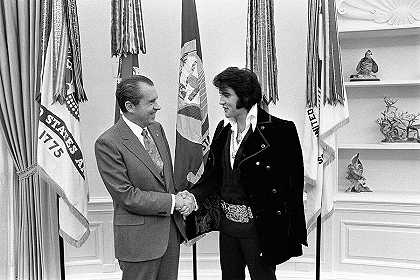 理查德·尼克松总统会见埃尔维斯·普雷斯利，照片14`President Richard Nixon meets with Elvis Presley, Photo No.14 by Official White House Photo