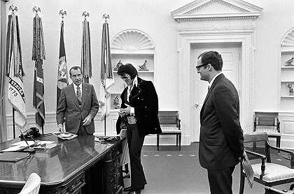 理查德·尼克松总统会见埃尔维斯·普雷斯利，照片11`President Richard Nixon meets with Elvis Presley, Photo No.11 by Official White House Photo