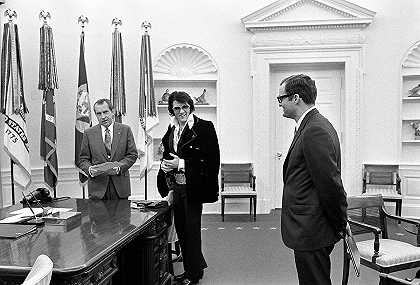 理查德·尼克松总统会见埃尔维斯·普雷斯利，照片10`President Richard Nixon meets with Elvis Presley, Photo No.10 by Official White House Photo
