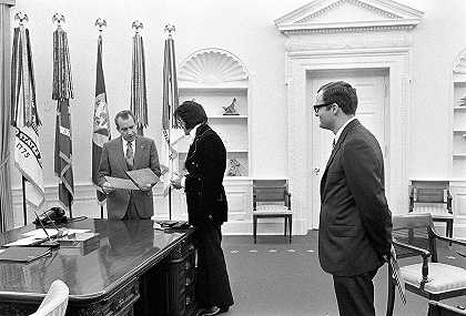 理查德·尼克松总统会见埃尔维斯·普雷斯利，照片9`President Richard Nixon meets with Elvis Presley, Photo No.9 by Official White House Photo