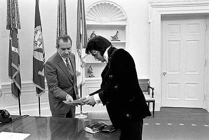 理查德·尼克松总统会见埃尔维斯·普雷斯利，照片6`President Richard Nixon meets with Elvis Presley, Photo No.6 by Official White House Photo