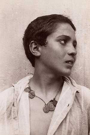 一个西西里男孩戴着一条硬币项链`A Sicilian boy with a Necklace of Coins by Wilhelm von Gloeden