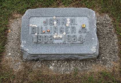 歹徒约翰·迪林格的墓碑`Gravestone of the Gangster John Dillinger by Carol McKinney Highsmith
