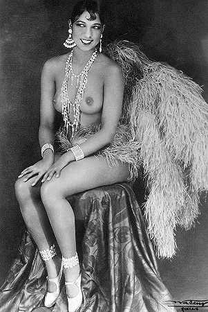 约瑟芬·贝克1925年在福利·伯格尔`Josephine Baker at Folie Bergere, 1925 by Stanislaus Julian Walery