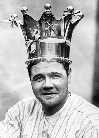 贝比·鲁斯戴着王冠，斯瓦特国王，1921年`Babe Ruth Wearing Crown, King of Swat, 1921 by American History