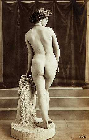 裸体女子在石膏架上摆姿势，后景观，1900年`Nude Woman posed on plaster stand, back view, 1900 by French Nude Postcard
