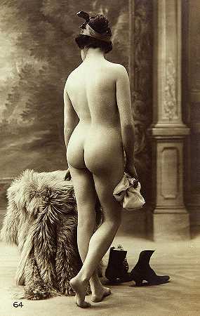 地板上穿着靴子的裸体女人，后景观，1900年`Nude Woman with boots on floor, back view, 1900 by French Nude Postcard