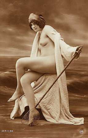 穿着长袍、打着渔网的裸体女人，1900年`Nude Woman sitting in robe with fisherman\’s net, 1900 by French Nude Postcard