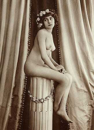 坐在基座上的裸体女人，1900年`Nude Woman seated on pedestal, 1900 by French Nude Postcard