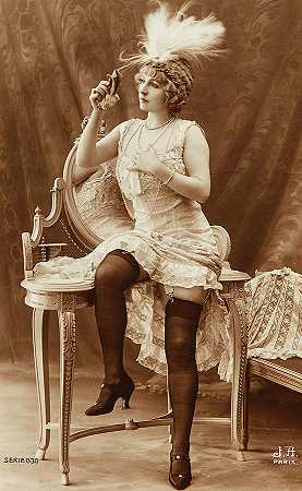 1900年，在梳妆台上戴羽毛帽子的半裸女子`Semi Nude Woman wearing feathered hat at dressing table, 1900 by French Nude Postcard