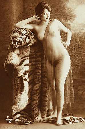 裸体女人，虎皮站立女人，1890年`Nude Woman, Standing woman with tiger skin, 1890 by French Nude Postcard
