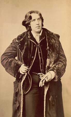 奥斯卡·王尔德穿着他最喜欢的外套`Oscar Wilde in his favourite coat by Napoleon Sarony