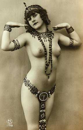 穿着埃及图案的裸体女人`Nude Woman dressed in Egyptian motif by French Nude Postcard