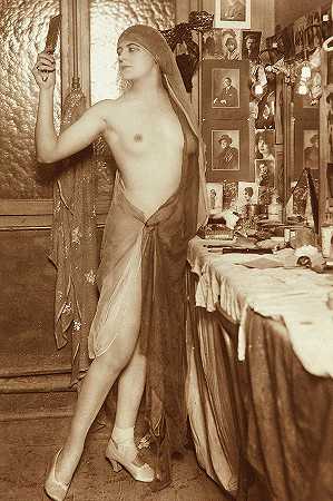 裸体女人，幕后`Nude Woman, Behind the Scenes by French Nude Postcard
