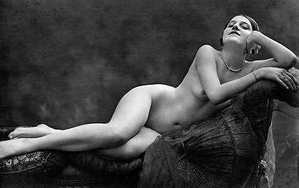 裸体女人躺在沙发上装饰艺术美`Naked Woman lying on a Sofa, Art Deco Beauty by French Nude Postcard
