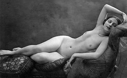 躺在沙发上的裸体女人`Naked Woman lying on a Sofa by French Nude Postcard