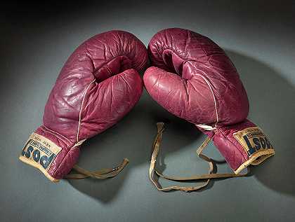 穆罕默德·阿里，卡西乌斯·克莱使用并签名的训练拳击手套`Muhammad Ali, Training boxing gloves used and signed by Cassius Clay by American Photo