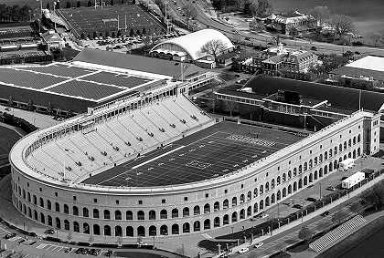 哈佛大学位于马萨诸塞州剑桥的足球设施`Harvard University\’s football facility in Cambridge, Massachusetts by Carol McKinney Highsmith