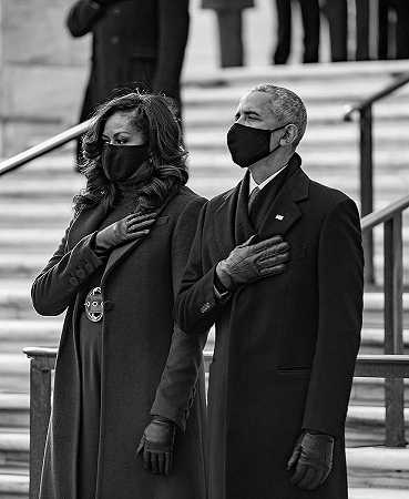 巴拉克和米歇尔·奥巴马，阿灵顿国家公墓无名士兵墓`Barack and Michelle Obama, Tomb of the Unknown Soldier at Arlington National Cemetery by Official White House Photo