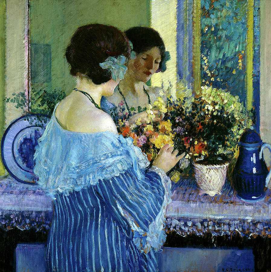 穿蓝色衣服插花的女孩，1915年`Girl in Blue Arranging Flowers, 1915 by Frederick Carl Frieseke